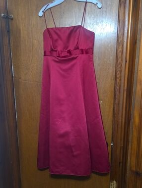 Elegant Red Satin Spaghetti-Strap Dress with Bow Waist